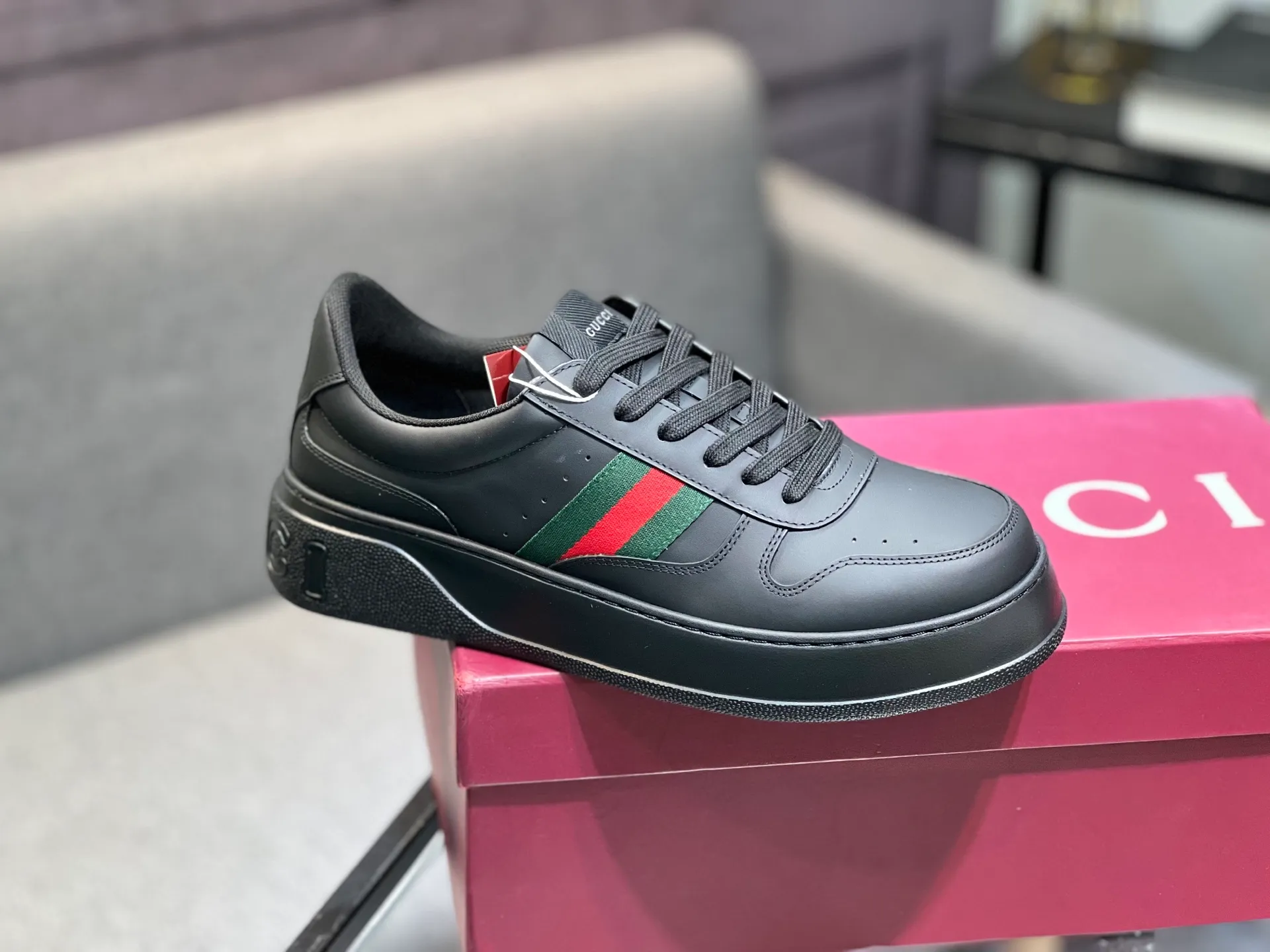Men's men's shoes💰640 Gucci counter's latest couple's biscuit shoes‼ ️ 👑Purchasing agent level Gucci’s latest IP lightweight thick-soled white shoes can be put on your feet in seconds**4CM! ! Simple, easy to match and full of retro charm ~ the latest anti-counterfeiting cloth label on the tongue. And with electronic chip anti-counterfeiting.   The upper is made of imported environmentally friendly water-dyed calfskin, with a +1:1 fly-woven mesh surface to absorb sweat and an inner lining! Fly-knitted leather molded latex insole. Original IP lightweight outsole, one-piece injection molding, super comfortable and elastic, size male 39-44 (male 38.45 46 customized)